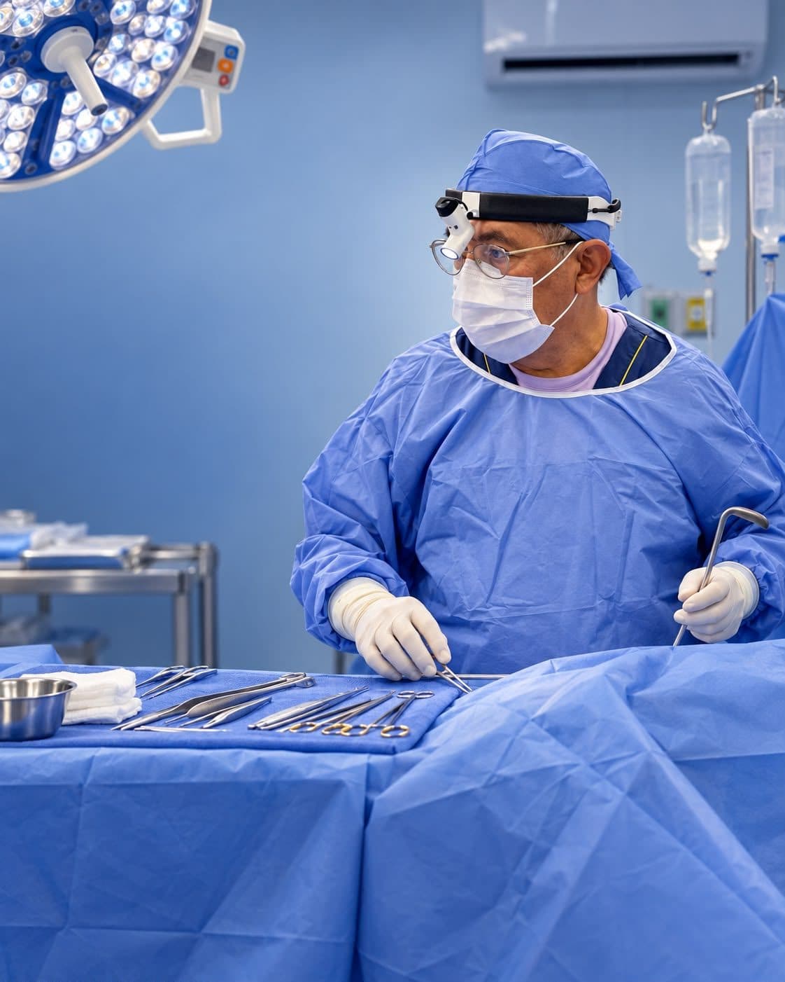 Dr. Carlos Alejos en quirófano